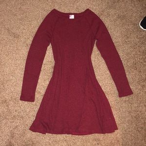Maroon dress with a thin ribbed fabric, elbow pads